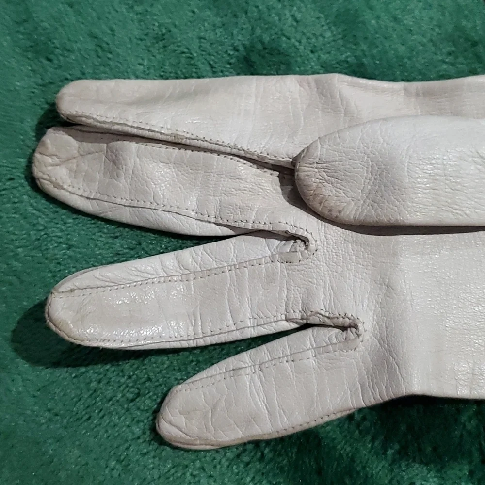 VINTAGE IVORY GLOVES WITH PEARLS